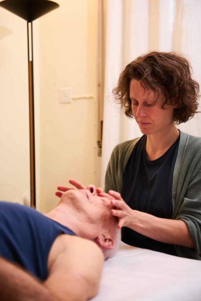 Tuina-Massage des Kopfes in der Gesundheitspraxis Katrin Lüthi in Bern