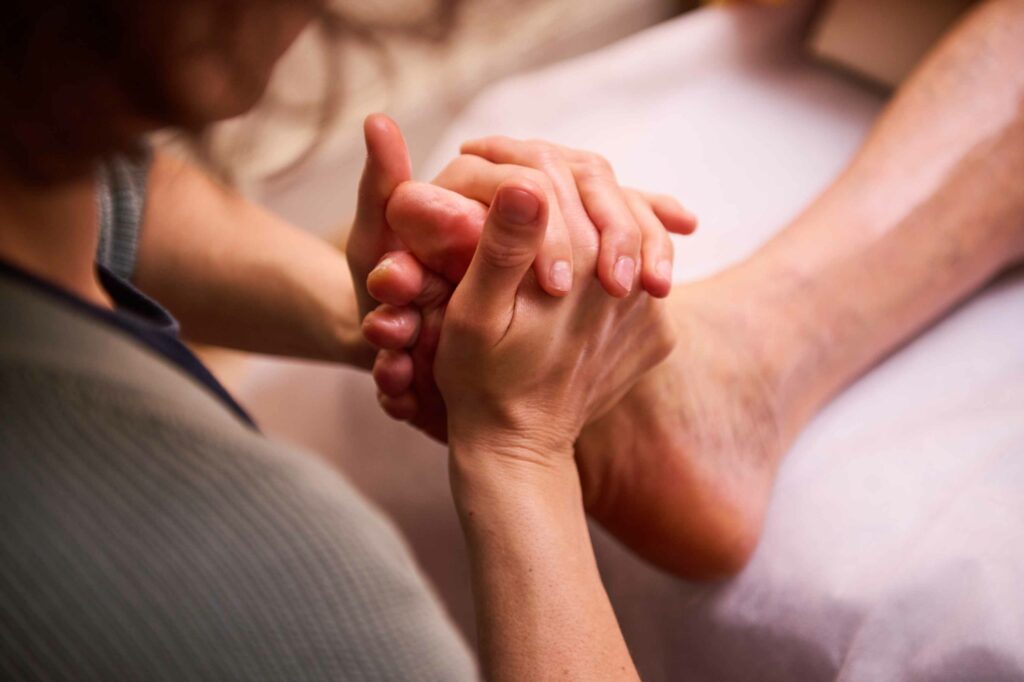 Tuina-Massage des Fusses in der Gesundheitspraxis Katrin Lüthi in Bern