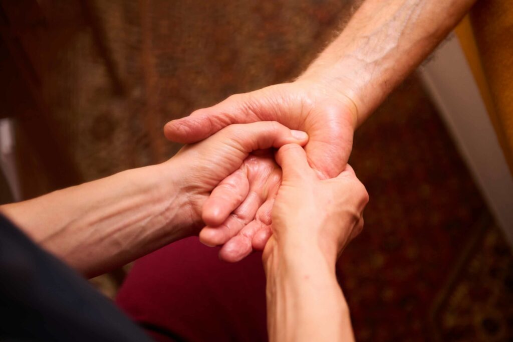 Tuina-Massage der Hand in der Gesundheitspraxis Katrin Lüthi in Bern